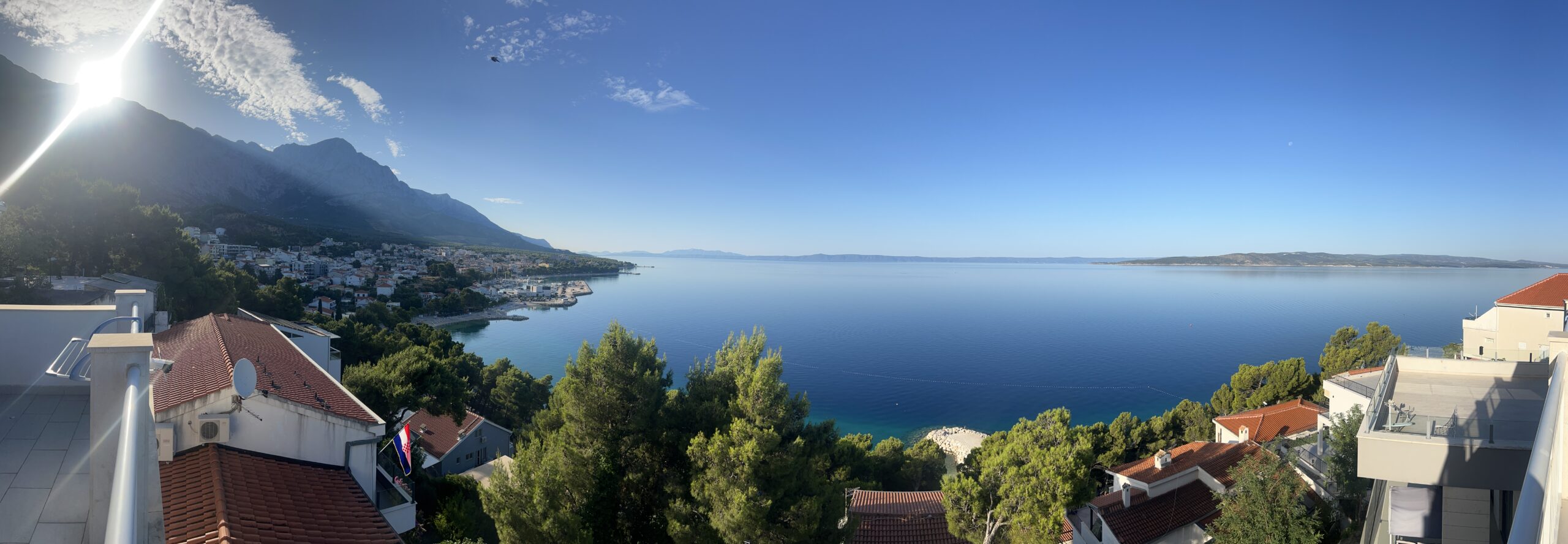 Panoramablick von der Villa Maja auf die Adria, Baška Voda und die Berge