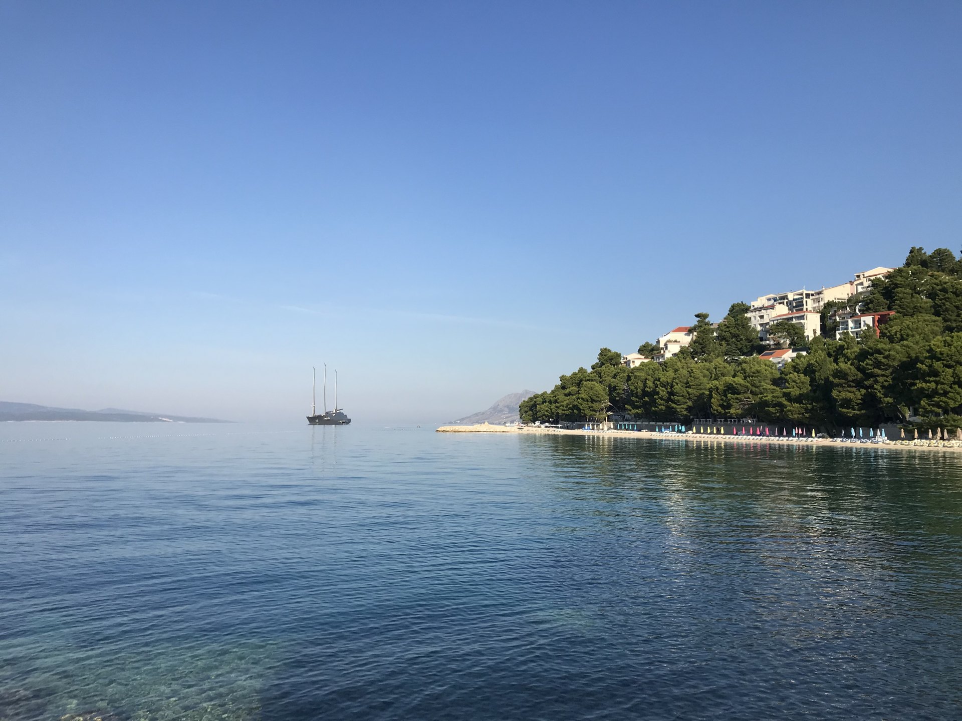 Ruhige Bucht mit klarem Wasser